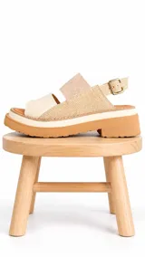 Sandalias de cuero con plataforma en tono camel, capellada combinada en color marfil y beige texturado, tira cruzada y pulsera regulable con hebilla dorada.