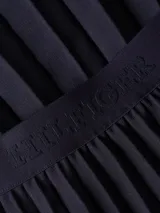 Falda midi plisada azul marino de poliéster reciclado, con cintura elástica con logo tonal de Tommy Hilfiger bordado y logo esmaltado en el bajo.