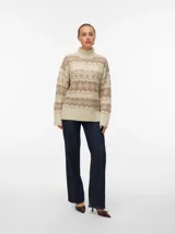 Sweater de tejido de punto con cuello redondo, mangas largas y hombros caídos. Presenta un diseño geométrico tipo jacquard en tonos beige y marrón, con puños y ruedo acanalados.