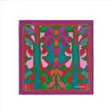 Pañuelo cuadrado de seda con estampado abstracto multicolor en tonos verde, rosa, rojo, naranja, azul y violeta. Tiene un borde liso color fucsia y un borde interno con diseño de soga.