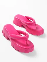 Sandalias fucsia con plataforma y suela track.