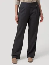 Pantalón de tiro alto y corte recto color gris, confeccionado con mezcla de lana y poliéster reciclado. Cuenta con pretina limpia, botón lateral decorativo y cierre invisible.
