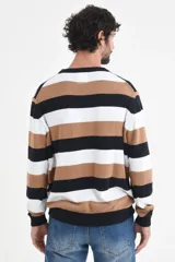 Sweater de punto con cuello redondo y diseño de rayas horizontales en blanco, azul marino y camel.