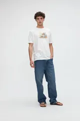 Remera blanca de manga corta con estampa frontal de una ilustración arquitectónica abstracta y calce clásico.