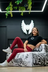 Calza deportiva larga color bordó, de tiro alto.