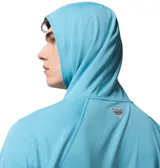 Remera de manga larga con capucha, confeccionada en tejido técnico transpirable de secado rápido con tecnología Omni-Wick y protección solar UPF 50. Presenta un diseño liso en color celeste con el logo de la marca estampado en el pecho.