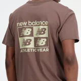 Remera marrón de manga corta con logo de New Balance en el pecho.