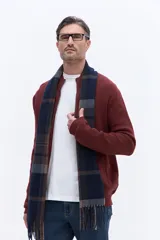 Campera de algodón color bordó con cuello alto, cierre frontal y bolsillos laterales. Presenta un diseño de textura sutil y puños elásticos.