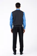 Chaleco azul marino de punto con cuello en V.