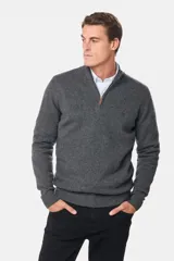 Buzo tejido de lana con cuello alto y medio cierre metálico frontal. Presenta puños y ruedo acanalados, con logo bordado en el pecho.