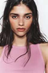 Top de cuello halter color gris con efecto lavado, confeccionado en tejido rib de mezcla de algodón.