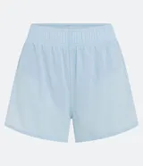 Short runner deportivo Get Over de color fucsia, con cintura elástica y bajo redondeado. Cuenta con un diseño holgado y ligero ideal para entrenamiento.