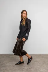 Falda midi de terciopelo con estampado animal print de leopardo y pretina elástica.