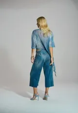 Bermuda de mezclilla azul de corte amplio y largo midi, estilo culotte, con cintura definida y pasadores.
