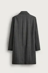 Abrigo regular fit de color gris oscuro, confeccionado en tejido con mezcla de lana de origen italiano. Cuenta con cuello con solapas de muesca, manga larga, bolsillos de vivo en la cadera, bolsillo interior, abertura en el centro de la espalda y cierre frontal de botonadura.