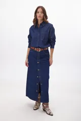 Camisa de jean celeste con botones metálicos envejecidos, manga larga y bolsillo en el pecho.