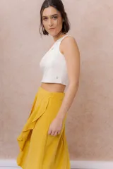 Top corto de diseño asimétrico color blanco, con un solo hombro y un sutil recorte en la parte superior.