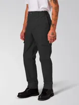 Pantalón cargo slim negro de corte recto con bolsillos laterales con solapa.