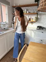 Chaleco de cuero con estampado de vaca, detalles de punto cruz y flecos.