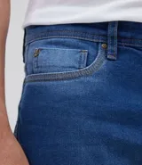 Pantalón de jean azul, corte recto, marca Marfinno.