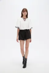 Short negro de poliéster, con pinzas, corte recto y tiro alto, con lazo ajustable en la cintura.