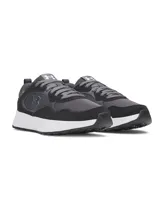 Championes Under Armour Mirage Sport color gris y negro, confeccionados con malla transpirable y superposiciones de gamuza, entresuela de EVA blanca y suela de goma.