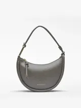 Bolso de hombro tipo media luna de Adolfo Dominguez, con textura craquelada brillante. Cuenta con un compartimento principal con cierre de cremallera, bolsillo interior, asa tubular con detalle metálico y logo grabado en el frente.