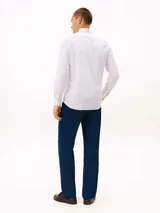 Camisa blanca con estampado de lunares negros, de corte regular, manga 3/4 y cuello clásico.