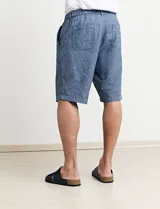 Bermuda verde de corte recto.