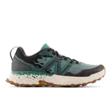 Championes de trail running New Balance Hierro V7, color verde con detalles en negro y suela Vibram.