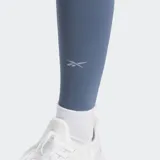 Calzas de entrenamiento Reebok Active Collective DreamBlend 7/8, color azul, de tiro alto y corte ajustado. Confeccionadas en tejido suave RBK-DRY que absorbe el sudor.