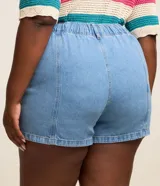 Short de jean tiro alto con cintura elástica fruncida, bolsillos laterales y costuras verticales decorativas.