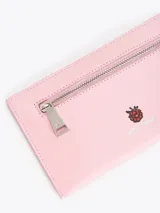 Billetera rectangular de cuero vacuno color rosado, con estampado de frambuesas y doble cierre superior.