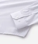 Camisa de microfibra de manga larga color negro, de calce regular, con cuello camisero y cierre frontal con botones. Incorpora tecnología Easy Care para un secado rápido y menor formación de arrugas.