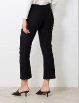 Pantalón negro de gabardina elastizada, marca Zac & Rachel, de corte recto y largo al tobillo.