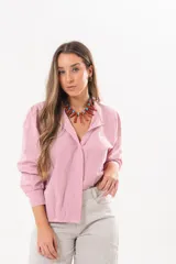Camisa de manga larga con diseño a rayas rojas y blancas, cuello camisero y cierre frontal con solapa.