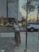 Pollera larga de viscosa, color azul marino con estampado de lunares blancos. Diseño de tiro alto y corte amplio.