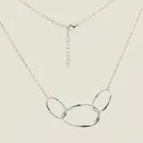 Gargantilla de plata 925 con cadena fina y dije compuesto por tres aros entrelazados. Dos aros laterales pequeños y un aro central más grande.