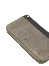 Billetera Rockford de cuero suede color gris con banda inferior de cuero marrón oscuro, cierre perimetral de cremallera y tirador con borla de flecos.