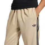 Pantalón de jogging Adidas de corte regular en color beige, con las tres tiras características en negro a lo largo de los laterales y el logo del trifolio bordado en la parte frontal.