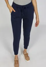 Pantalón de jogging negro con puños elásticos en los tobillos, bolsillos laterales y cordón ajustable en la cintura.