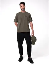 Remera de manga corta y cuello redondo, color verde oliva, con logo de la marca estampado en el pecho y en la espalda.