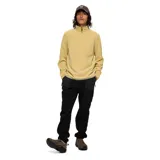 Buzo polar de micropolar ligero, color amarillo mostaza, con cuello subido y cierre frontal corto. Presenta ribetes elásticos en cuello, puños y bajo, con logo bordado en el pecho.
