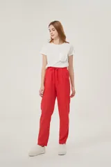 Pantalón babucha rojo de tela rústica con cintura elastizada y cordón ajustable.
