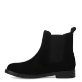 Botas tipo Chelsea Miss Carol modelo Cumma, confeccionadas en cuero de color marrón oscuro. Presentan paneles elásticos laterales a tono, puntera redondeada y suela plana con pequeño tacón.