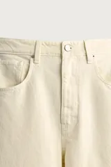 Jeans straight fit color beige claro, con tiro medio, pernera recta de cinco bolsillos y cierre frontal con cremallera y botón.