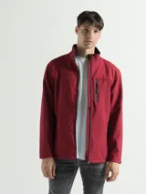 Campera de neopreno negra con diseño deportivo y semi impermeable. Cuenta con cuello alto, cierre frontal completo, tres bolsillos con cierre, ajuste con velcro en los puños y cordón elástico en la cintura.