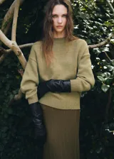 Falda larga de punto color verde militar con diseño evasé y cintura elástica.