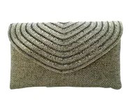 Sobre de fiesta color gris, hecho artesanalmente en la India, en tejido con bordado de cristales y mostacillas. Tiene asa de cadena plateada para llevar al hombro.