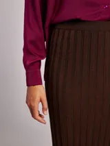 Falda midi gris acanalada de viscosa y poliamida.